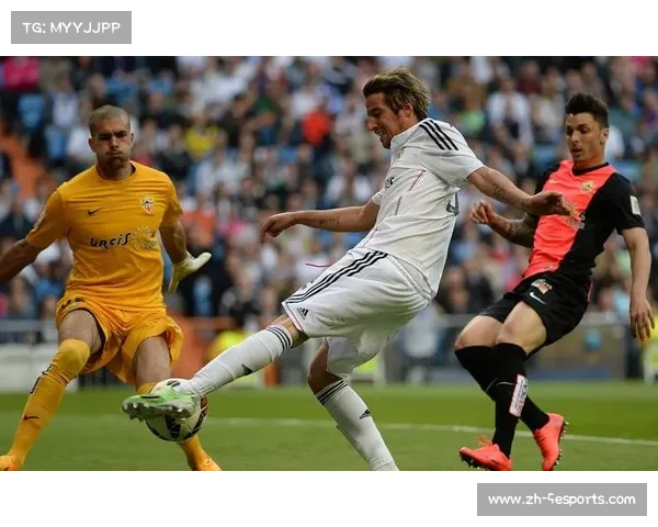 法甲赛场球迷抗议票价过高，比赛延迟开场