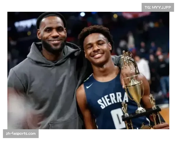 特写：雷恩老将曼丹达扑出点球后，与看台上儿子隔空庆祝