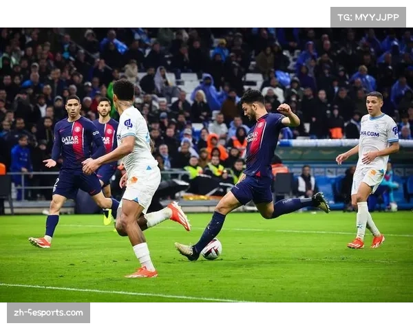 马赛球迷因向场内投掷杂物干扰对方定位球主罚被警方逮捕